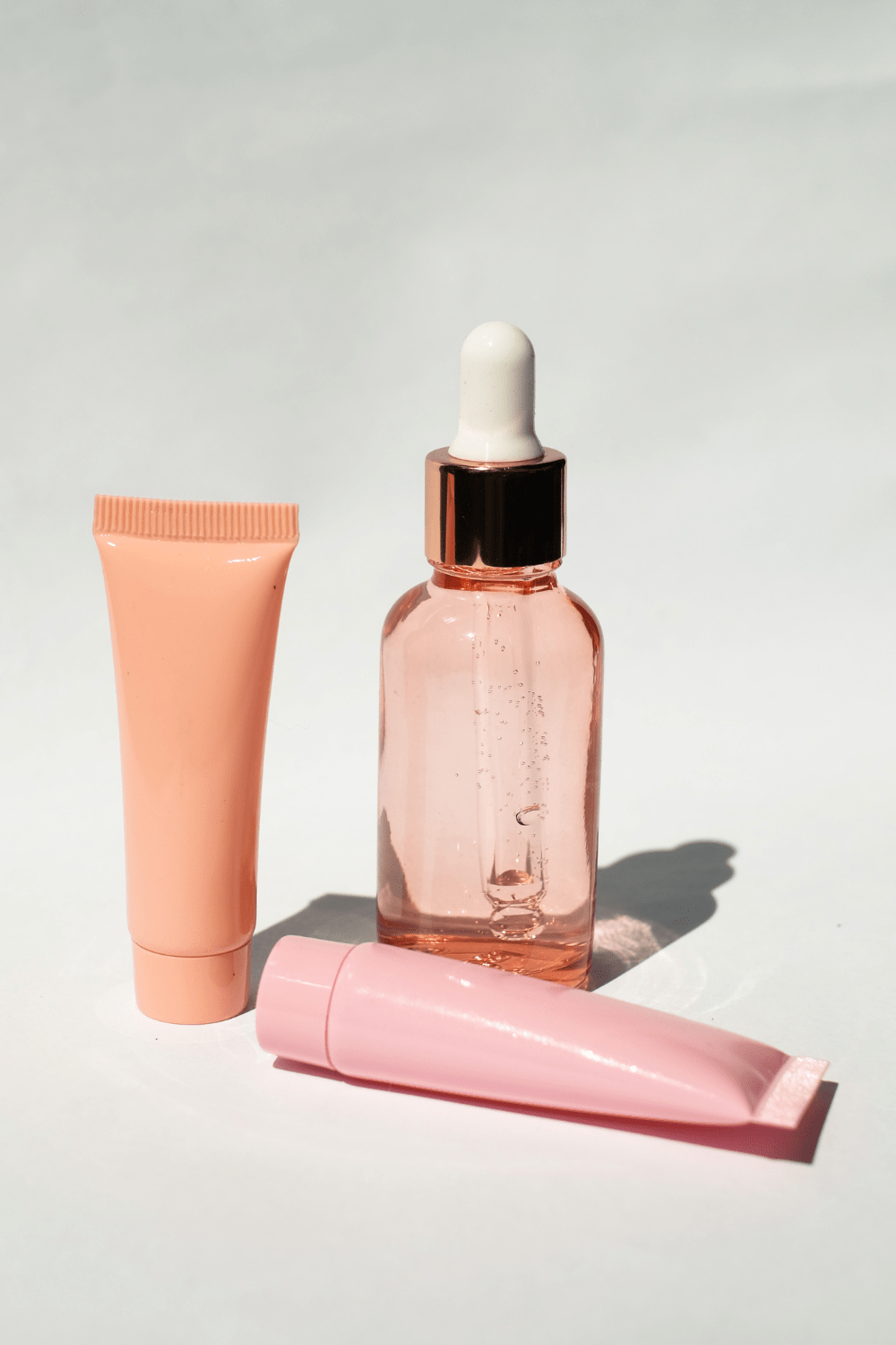 Packshot CGI skincare minimaliste pour réseaux sociaux